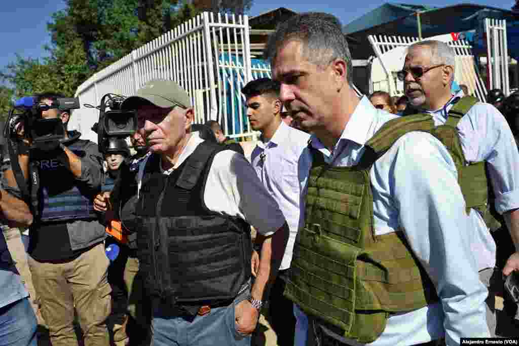 El jefe de la diplomacia europea Joseph Borrell (izq) conversa con el ministro israelí de exteriores, Eli Cohen (der), durante un recorrido por el kibutz Be&#39;eri, uno de los más afectados por los ataques de Hamás del pasado 7 de octubre.