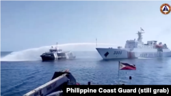 菲律宾海警队2023年12月10日的视频截图显示，中国海警船12月9日向菲律宾渔船发射水炮。