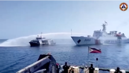 Hình ảnh trích từ video do Cảnh sát Biển Philippines cung cấp cho thấy tàu hải cảnh của Trung Quốc xịt vòi rồng vào một tàu ngư nghiệp của Philippines ở Biển Đông, ngày 9 tháng 12 năm 2023.