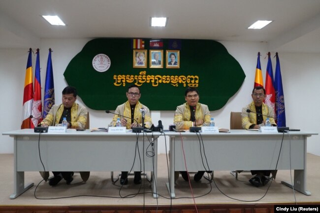 រូបឯកសារ៖ ក្រុមប្រឹក្សាធម្មនុញ្ញប្រកាសសម្រេចបិទផ្លូវតវ៉ាដោយបដិសេធចំពោះគណបក្សភ្លើងទៀន និងគណបក្សមហាសាមគ្គីជាតិខ្មែរ នៅរាជធានីភ្នំពេញ នៅថ្ងៃទី២៥ ខែឧសភា ឆ្នាំ២០២៣។