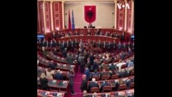 阿尔巴尼亚反对派议员点烟雾弹阻止预算投票 