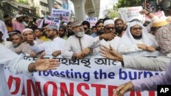 বাংলাদেশের ঢাকায় বায়তুল মোকাররম মসজিদের সামনে সুইডেনে কুরআন পোড়ানোর বিরুদ্ধে স্লোগান দিচ্ছে বিক্ষোভকারীরা। ৭ জুলাই, ২০২৩। (ফাইল ছবি) 