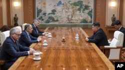 Pemimpin Korea Utara Kim Jong Un (kanan) dan Menteri Luar Negeri Rusia Sergey Lavrov (kedua dari kiri) menghadiri pertemuan di Pyongyang, Korea Utara, Kamis, 19 Oktober 2023. (Foto: Russian Fo)reign Ministry Press Service via AP)