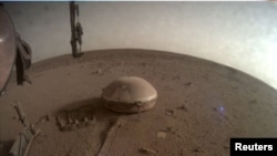 FILE: Pemandangan seismometer InSight di permukaan Mars, dalam salah satu gambar terakhir yang diambil oleh wahana pendarat InSight Mars milik NASA, 11 Desember 2022. (NASA/JPL-Caltech/Handout via REUTERS)