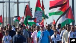 Presiden Kuba Miguel Diaz-Canel (tengah) dan istrinya Lis Cuesta berpartisipasi dalam aksi demonstrasi pro-Palestina di Havana, Kuba, pada 23 November 2023. (Foto: AP/Ramon Espinosa)