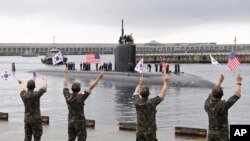 미국의 로스앤젤레스급 핵추진잠수함인 아나폴리스함이 24일 제주 해군기지에 입항했다.