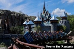 Para tamu menaiki wahana bertema 'Frozen' pertama di dunia di Hong Kong Disneyland, China, 13 Oktober 2023. (Foto: REUTERS/Tyrone Siu)