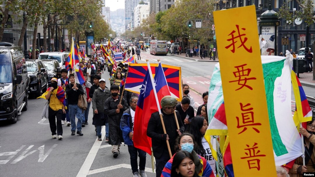 Sejumlah aktivis menggelar aksi protes terhadap Presiden China Xi Jinping saat berlangsungnya KTT APEC di San Francisco, pada 15 November 2023. (Foto: Reuters/Loren Elliott)
