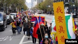 Sejumlah aktivis menggelar aksi protes terhadap Presiden China Xi Jinping saat berlangsungnya KTT APEC di San Francisco, pada 15 November 2023. (Foto: Reuters/Loren Elliott)