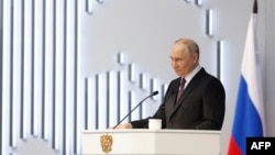 블라디미르 푸틴 러시아 대통령이 29일 모스크바 시내 고스티니 드보르 콘퍼런스센터에서 국정연설하고 있다.