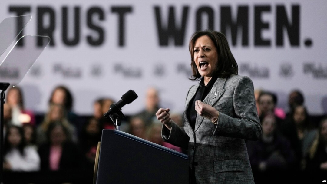 Wapres AS Kamala Harris menyelaraskan kampanye Biden terkait perlindungan dan perluasan hak atas aborsi di Big Bend, Wisconsin, Senin (22/1). 