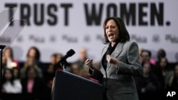 Wapres AS Kamala Harris menyelaraskan kampanye Biden terkait perlindungan dan perluasan hak atas aborsi di Big Bend, Wisconsin, Senin (22/1). 