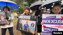 تظاهرکنندگان با پلاکاردهایی در اعتراض به آنچه که به عنوان سکوت بین‌المللی در قبال خشونت جنسی علیه زنان اسرائیلی در جریان حمله ۱۵ مهر گروه حماس به جنوب اسرائیل مطرح شده است. اورشلیم

