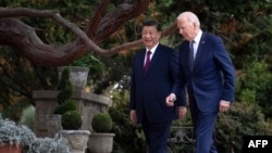 FILE - Chinese President Xi Jinping talks with U.S. President Joe Biden after meeting in Woodside, California, on Nov. 15, 2023. Rick Waters, former head of the Office of China Coordination at the State Department, tells VOA that conflict with China over Taiwan can be avoided.