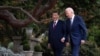 រូបឯកសារ៖ ប្រធានាធិបតីសហរដ្ឋអាមេរិក​លោក Joe Biden និង​ប្រធានាធិបតី​ចិន​លោក Xi Jinping ដើរ​ពិភាក្សា​គ្នា​ក្រោយ​កិច្ច​ប្រជុំ​មួយ​នៅទីក្រុង Woodside រដ្ឋ California កាលពីថ្ងៃទី១៥ ខែវិច្ឆិកា ឆ្នាំ២០២៣។