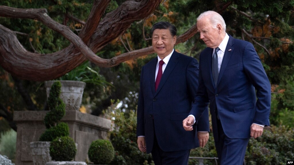 美国总统拜登与中国领导人习近平在加州费罗丽庄园举行双边会谈后在园中散步。（2023年11月15日）