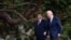 ARCHIVO - El presidente de China, Xi Jinping (a la izquierda), habla con el presidente de Estados Unidos, Joe Biden, después de reunirse en Woodside, California, el 15 de noviembre de 2023.