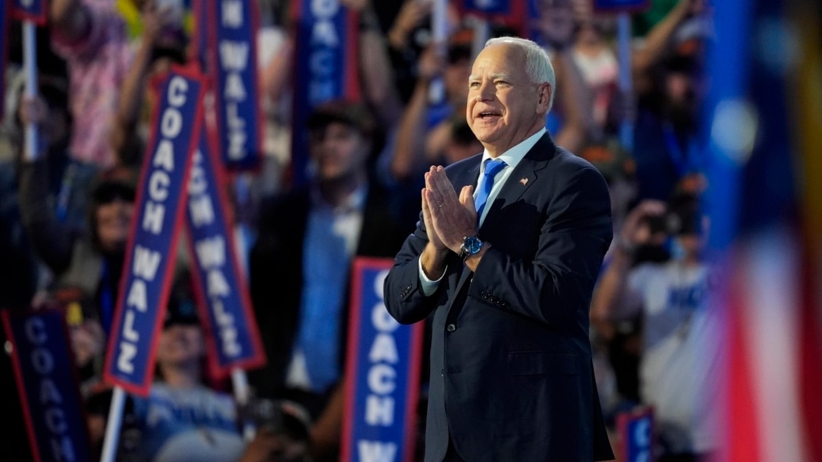 沃尔兹发表演说接受民主党副总统候选人提名