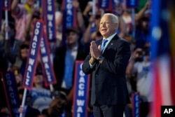 El candidato demócrata a la vicepresidencia, el gobernador de Minnesota, Tim Walz, habla durante la Convención Nacional Demócrata, el 21 de agosto de 2024, en Chicago.