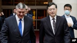 En esta fotografía publicada por el Ministerio de Relaciones Exteriores de China, el ministro de Exteriores chino Qin Gang, camina junto al viceministro de Exteriores ruso, Andrei Rudenko, en Beijing, el domingo 25 de junio de 2023. 