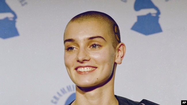 Sinead O'Connor 22 Şubat 1989'da Los Angeles'taki Shrine Auditorium'da düzenlenen 31. Grammy Ödülleri'nde.