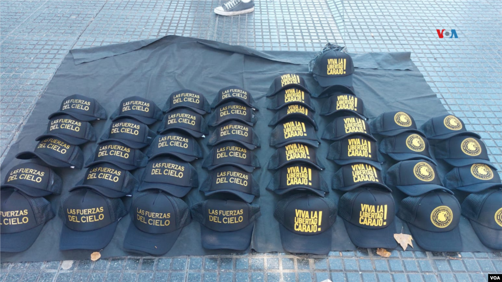 Desde temprano, en los alrededores del Congreso, llegaron ciudadanos y vendedores con gorras, botones y camisetas con frases pronunciadas por Javier Milei durante su campaña.