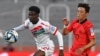 Le défenseur gambien Bakary Jawara (G) et le milieu de terrain sud-coréen Lee Ji-han lors de la Coupe du monde U-20 Argentine 2023. (Photo par Andres LARROVERE / AFP)