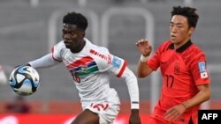 Le défenseur gambien Bakary Jawara (G) et le milieu de terrain sud-coréen Lee Ji-han lors de la Coupe du monde U-20 Argentine 2023. (Photo par Andres LARROVERE / AFP)