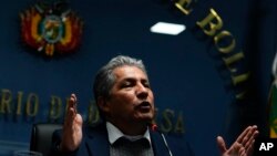 El ministro de Defensa de Bolivia, Edmundo Novillo Aguilar, da una conferencia de prensa en La Paz, Bolivia, el 25 de julio de 2023.