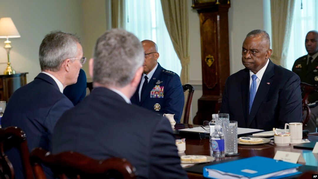 Menteri Pertahanan Amerika Serikat (AS) Lloyd Austin (kanan) menghadiri rapat dengan Sekretaris Jenderal Pakta Pertahanan Atlantik Utara (NATO) Jens Stoltenberg (kiri), di Pentagon, Washington, Senin, 29 Januari 2024. (Foto: Susan Walsh/AP Photo)