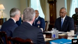 Menteri Pertahanan Amerika Serikat (AS) Lloyd Austin (kanan) menghadiri rapat dengan Sekretaris Jenderal Pakta Pertahanan Atlantik Utara (NATO) Jens Stoltenberg (kiri), di Pentagon, Washington, Senin, 29 Januari 2024. (Foto: Susan Walsh/AP Photo)