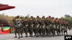 L’armée congolaise a annoncé la semaine dernière le recrutement dans ses rangs de 1.500 jeunes de 18 à 25 ans.