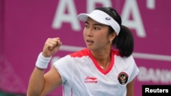 Petenbis Aldila Sutjiadi bereaksi setelah berhasil memenangkan poin dalam pertandingan di ajang beregu putri melawan Thailand pada gelaran SEA Games Kamboja pada 9 Mei 2023. (Foto: Reuters/Cindy Liu)