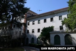 Gedung Sekolah Mekanik Angkatan Laut yang menjadi tempat penyiksaan para akfivis oleh pemerintahan diktator sipil-militer terakhir di Argentina (1976-1983), di Buenos Aires, 15 Maret 2023. (Foto: Juan Mabromata/AFP)