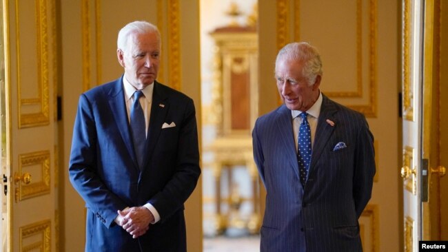 El rey Carlos y el presidente de los Estados Unidos, Joe Biden, llegan para reunirse con los participantes del foro de movilización de financiamiento climático en el Green Drawing Room en el Castillo de Windsor, Berkshire, durante la visita del presidente Biden al Reino Unido. Fecha de la foto: Lunes, 10 de julio de 2023. Andrew Matthews/Pool vía REUTERS