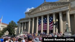 Cientos de personas acuden a la sede del Archivo Nacional, donde se encuentra expuesta en exhibición permanente la Declaración de Independencia firmada el 4 de julio de 1776, para celebrar el Día de la Independencia de EEUU, en Washington, el 4 de julio de 2023. 