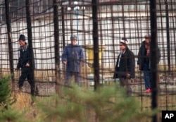 FILE - Prisoners walk inside Corrective Labor Colony No. 22 in the village of Leplei, some 600 kilometers southeast of Moscow, on Nov. 13, 1996. (AP Photo/Alexander Zemlianichenko, File)
