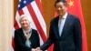 ARCHIVO - La secretaria del Tesoro, Janet Yellen, le da la mano al viceprimer ministro chino, He Lifeng, durante una reunión en la pensión estatal Diaoyutai en Beijing, el 8 de julio de 2023. Yellen será el anfitrión de He durante dos días de conversaciones esta semana.