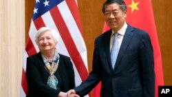 ARCHIVO - La secretaria del Tesoro, Janet Yellen, le da la mano al viceprimer ministro chino, He Lifeng, durante una reunión en la pensión estatal Diaoyutai en Beijing, el 8 de julio de 2023. Yellen será el anfitrión de He durante dos días de conversaciones esta semana.