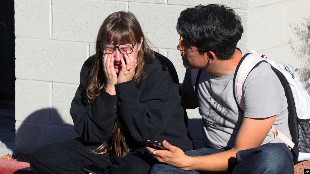 Studentkinja Amanda Perez (levo) sa kolegom Alehandrom Baronom posle pucnjave na univerzitetu u Las Vegasu (Foto: K.M. Cannon/Las Vegas Review-Journal via AP)