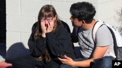 Studentkinja Amanda Perez (lijevo) sa kolegom Alehandrom Baronom poslije pucnjave na univerzitetu u Las Vegasu (Foto: K.M. Cannon/Las Vegas Review-Journal via AP)