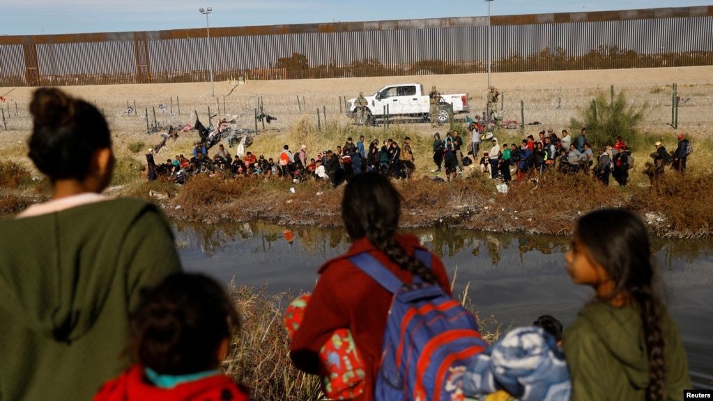 资料照片：等待在美国避难的移民聚集在格兰德河岸边等待进入美国。（2023年12月5日）(photo:VOA)