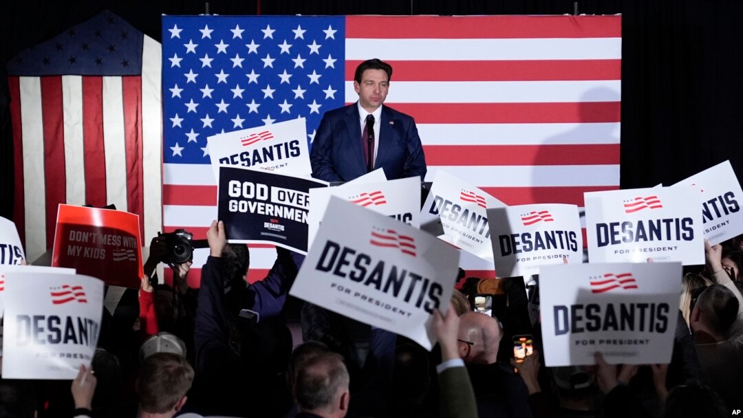 Republikanski predsjednički kandidat i guverner Floride Ron DeSantis razgovara sa pristalicama tokom večernje zabave, 15. januara 2024. u West Des Moinesu, Iowa.