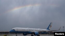 美国财长耶伦乘飞机降落北京首都国际机场时，天空出现一道彩虹。（2023年7月6日）