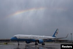 美國財長耶倫乘飛機降落北京首都國際機場時，天空出現一道彩虹。（2023年7月6日）