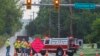 La policía de bomberos de Barren Hill bloquea una intersección local después de un descarrilamiento de tren el lunes 17 de julio de 2023 por la mañana. (Alexandro A. Alvarez/The Philadelphia Inquirer vía AP)