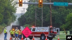 La policía de bomberos de Barren Hill bloquea una intersección local después de un descarrilamiento de tren el lunes 17 de julio de 2023 por la mañana. (Alexandro A. Alvarez/The Philadelphia Inquirer vía AP)