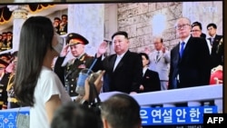 Layar televisi sedang menayangkan siaran berita tentang pemimpin Korea Utara Kim Jong Un yang menghadiri parade militer di Pyongyang untuk memperingati 70 tahun gencatan senjata Perang Korea, di sebuah stasiun kereta api di Seoul. (Foto: AFP)