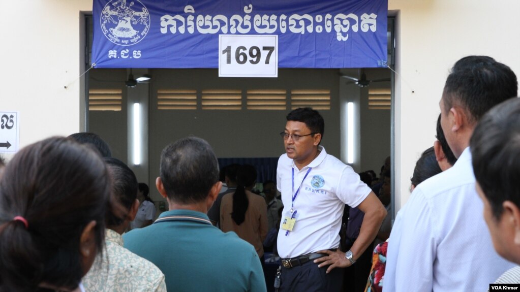 ពលរដ្ឋតម្រង់ជួរត្រៀមចូលបោះឆ្នោត នៅក្នុងការបោះឆ្នោតជាតិអាណត្តិទី ៧ ដែលអវត្តមានគណបក្សប្រឆាំងដ៏ធំមួយ នៅក្រុងតាខ្មៅ ខេត្តកណ្តាល ថ្ងៃទី ២៣ ខែកក្កដា ឆ្នាំ ២០២៣។ (លាស់ លីបលីប/វីអូអេ)