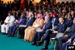 Putra Mahkota dan Perdana Menteri Arab Saudi Mohammed Bin Salman Bin Abdulaziz Al-Saoud (tengah), diapit oleh Sekretaris Jenderal PBB Antonio Guterres (kedua dari kanan) dan Presiden Prancis Emmanuel Macron (kanan) mendengarkan pidato pembukaan di New Global Financial Pact Summit di Palais Brongniart di Paris, 22 Juni 2023. (Foto: LUDOVIC MARIN / POOL / AFP)